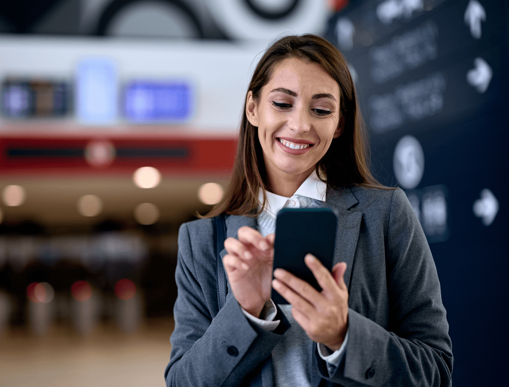 Nő telefont tart a kezében.