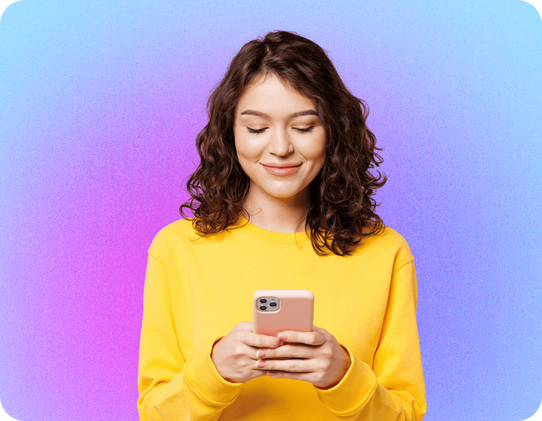 Telefonját néző hölgy.